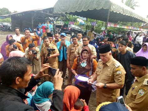 Bupati Aceh Tengah Serahkan Dana Hibah Dari Bumak Untuk 31 Desa Di