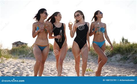 Bonitas Mujeres En Bikini Disfrutando De Una Bebida En Tostada Y Relajándose En La Playa De