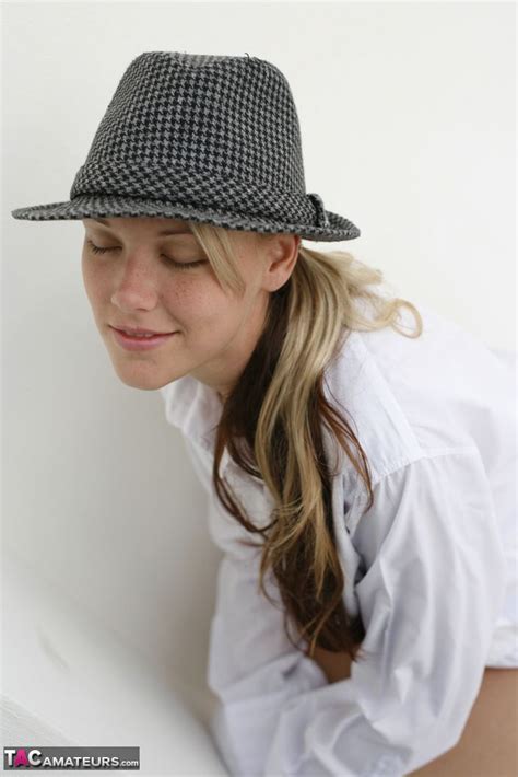 Sexy Blonde Aussie Jewel Shows Her Big Tits And Snatch While Wearing A Fedora Coedcherry