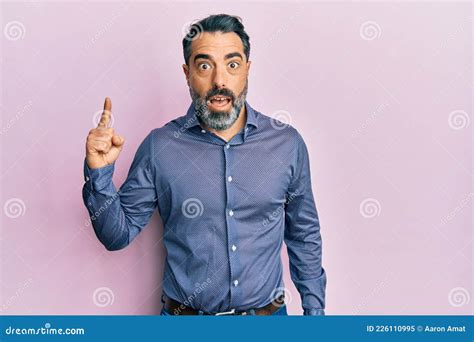 Homem De Meia Idade Barba E Cabelo Cinza Vestindo Roupas De