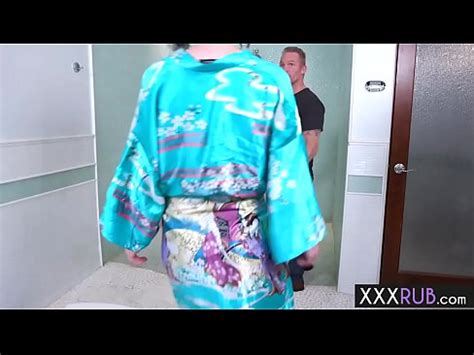 MILF Cachonda Con Grandes Tetas Masajea La Gran Polla De Un Cliente XVIDEOS