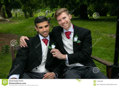 Las Bodas Gay Novios Pares Presentan Para Las Imágenes Después De Su Ceremonia De Boda En