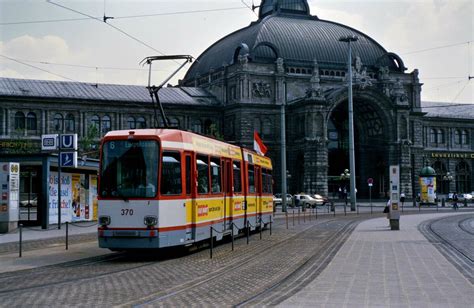 TW 370 der Nürnberger Straßenbahn auf der Linie 6 vor dem Hauptbahnhof