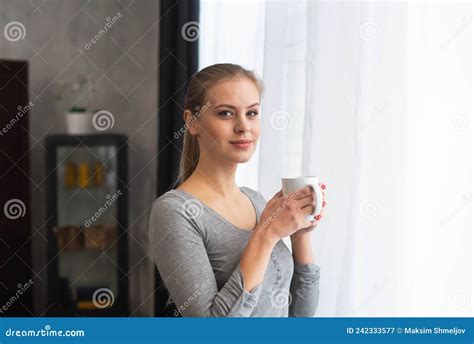 Junges Teenager Steht Vor Dem Fenster Und Sieht Es An Blonde Frau Zu Hause Stockbild Bild