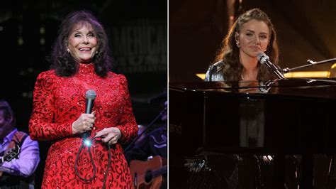 Loretta Lynn S Granddaughter Emmy Russell Honors Her On American Idol