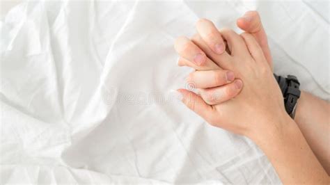 Sinnliches Schönes Junges Paar Hat Sex Auf Bett Weibliche Hand Weiße Blätter in Der Ekstase