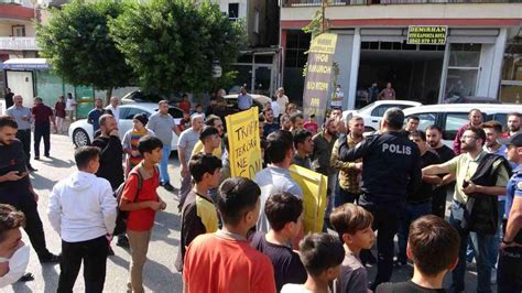 Trafik kazalarına dikkat çekmek için yolu trafiğe kapattılar