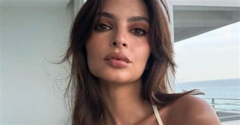 Emily Ratajkowski Y Su Bikini Blanco Que Es MUY Elegante