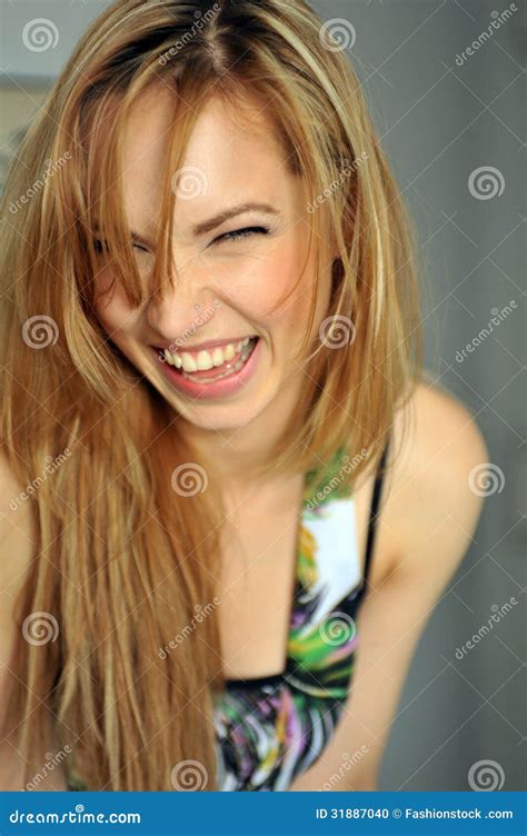 Portrait De La Jeune Fille Blonde Faisant Des Visages Photo Stock