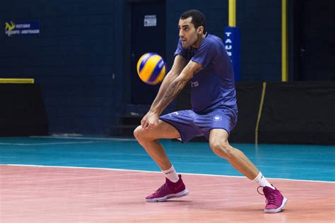 Gay assumido Douglas Souza é campeão da liga brasileira de vôlei Guia Gay São Paulo