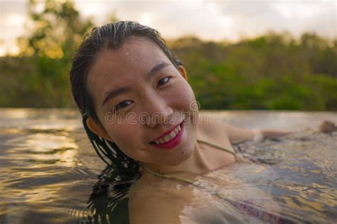 Joven Y Feliz Mujer AsiÃtica Japonesa En Bikini Disfrutando De La Puesta Del Sol Tomando Selfie
