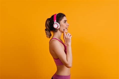 Free Photo Lovable Brunette Woman Listening To Music In Headphones