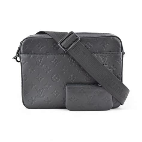 How to Spot Authentic Designer Handbags: A Buyer’s Guide