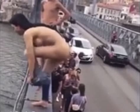 Drunk girl strips naked jumps from bridge ThisVid En español