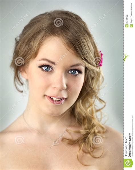 Retrato Del Estudio De La Muchacha Joven Del Adolescente Foto De