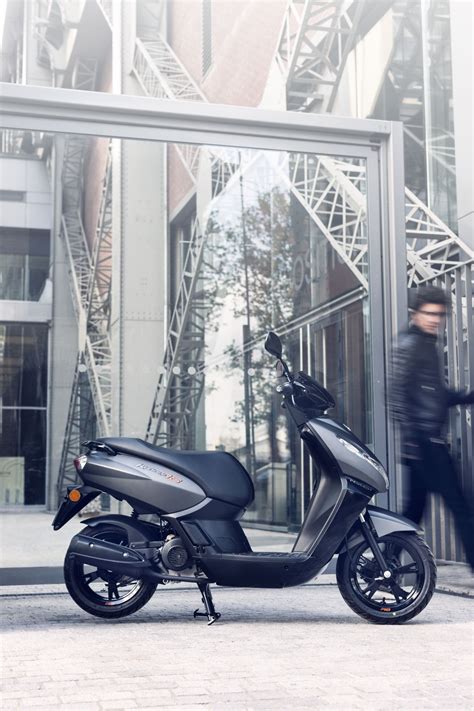 Motorrad Vergleich Peugeot Kisbee 50 RS 2T 2015 Vs Peugeot Streetzone