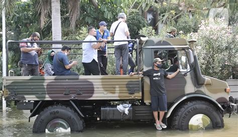 FOTO Banjir Rob Rendam Perumahan Pantai Mutiara Akibat Tanggul Jebol