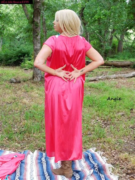 Vanity Fair Hot PINK NYLON NIGHTGOWN And Robe Set Peignoir Sleepwear Dressing Gown 60 70 S