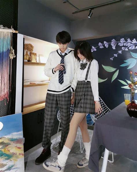 Lộ nhan sắc thật trên sóng livestream hot couple nửa triệu follow bị fan quay lưng đồng loạt