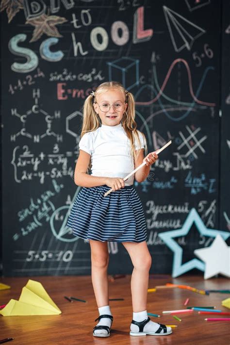 ducation Et Concept D cole L écolière La Blonde Dans L uniforme Scolaire Avec Les Arcs Blancs