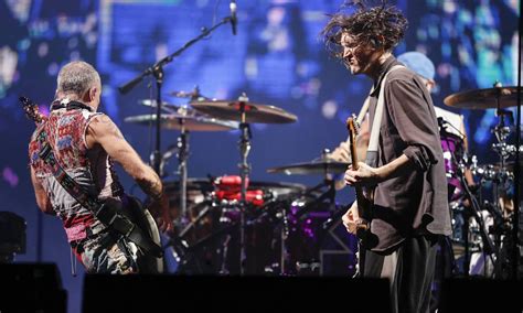 Red Hot Chili Peppers variam o repertório perdem parte do público mas saem vitoriosos Jornal