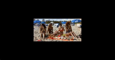 Nadège Friends Trip sexy en bikini à la plage avant de se faire attaquer par des mouettes