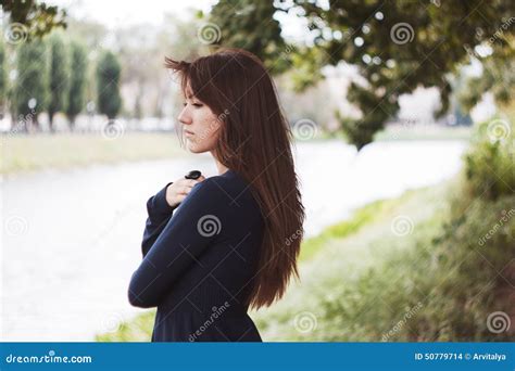 Brunette In Park Stock Foto Image Of Meisje Winderig 50779714