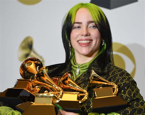 Billie Eilish a eu une puberté précoce, ça lui a fait détester son corps