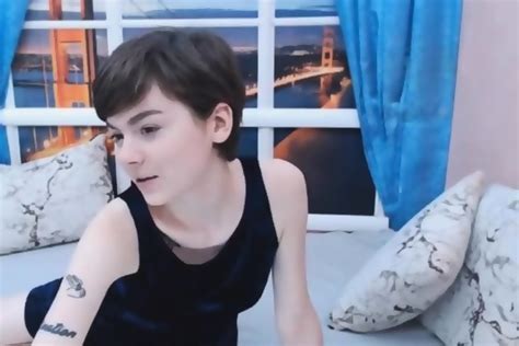 Cute Pale Shorthaired Brunette Webcamer