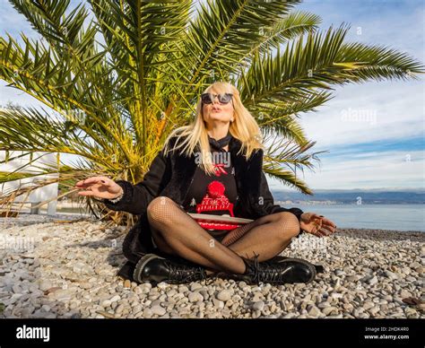Mature écarter les jambes Banque de photographies et dimages à haute résolution Alamy