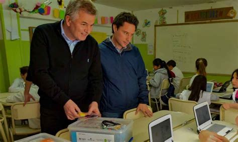 Gay visitó la escuela 74 junto con el Director de Educación La Brújula 24