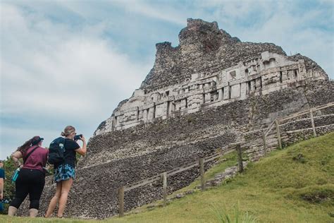 サンイグナシオからのXunantunichとCahal Pechのプライベートツアー 2024 - ベリーズ