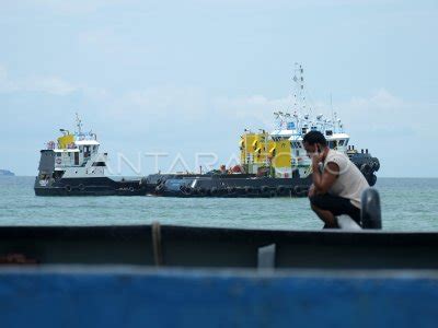 Kapal Penarik Tongkang Berhenti Beroperasi Antara Foto