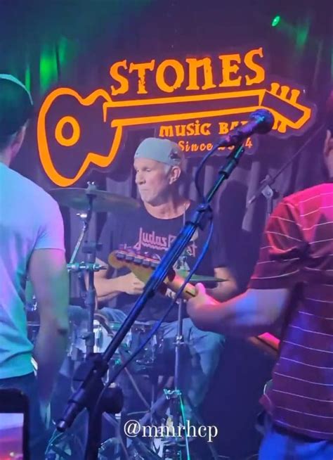 Baterista Do Red Hot Chili Peppers Toca Cover Da Banda Em Bar De SP