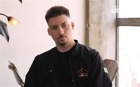 Filho de Bolsonaro é gay Renan abre o jogo sobre sexualidade e briga Michelle Notícias da TV