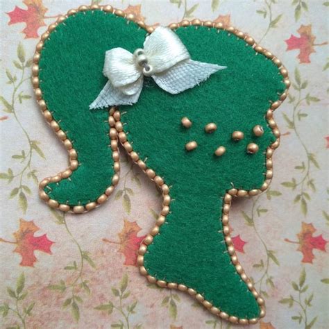 Броши-девочки, вышитые бисером и ленточками 🎀 . Незамысловато и просто ...