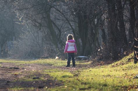 Vaikas žaisti vaikai žaidžia mergaitė gamta nemokamos nuotraukos