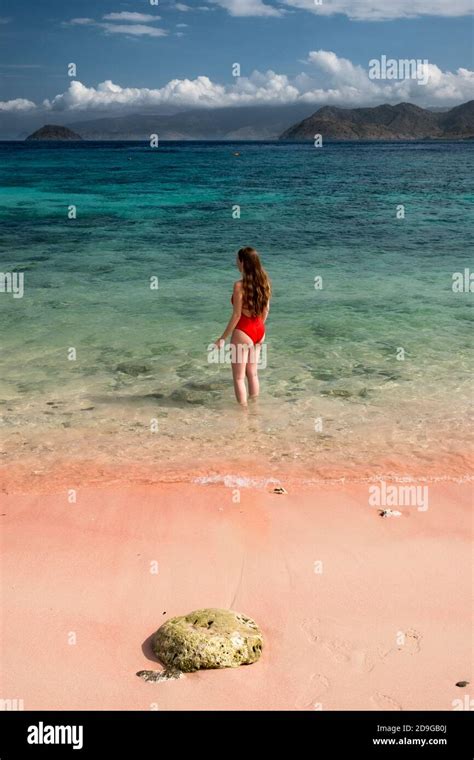 Jeune Fille En Bikini Rose Banque De Photographies Et Dimages Haute R Solution Alamy
