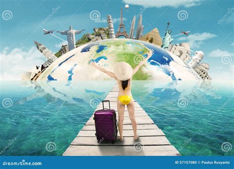 La Ragazza In Bikini Gode Del Giro Ai Monumenti Mondiali Fotografia Stock Immagine Di