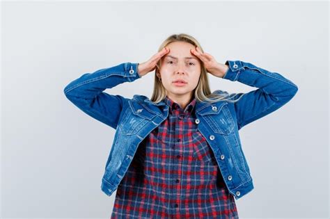 Jeune Femme Blonde Charmante Isolée Photo Gratuite