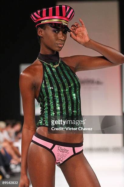 8 Hot Sexy Alex Hoyos Bikini Pics