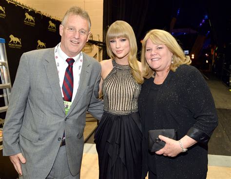 Taylor Swift's Family Guide: The Singer’s Parents and Sibling | Us Weekly