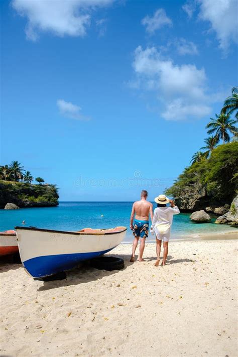 Un Par De Hombres Y Mujeres En Swimshort Y Bikini En Playa Lagun Beach Cliff Curacao Lagun Beach