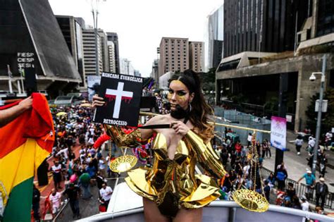 Blog Do Fredson Paiva Protesto Crucificada Em Modelo Leva B Blia Para A Parada Gay Em