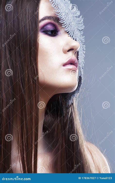 Brunette De Belleza Jovencita Con Maquillaje De Moda Y Plumas De Plata Cerradas En Fondo Blanco