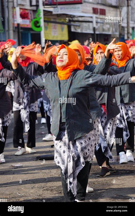 Indonesian do flash mob traditional dance to celebrate national ...