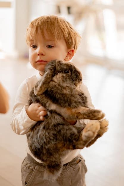 Les enfants jouent avec les lapins de Pâques Photo Gratuite