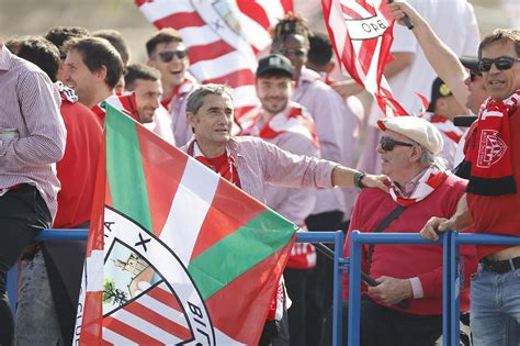 El otro lado de la fiesta del Athletic Unai Simón abrió una cerveza