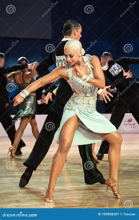 Bailarines Que Bailan La Danza Latina Fotografía editorial Imagen de elegancia rumba