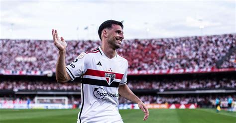 primor de Calleri e gol de Pato São Paulo goleia o Santos e entra